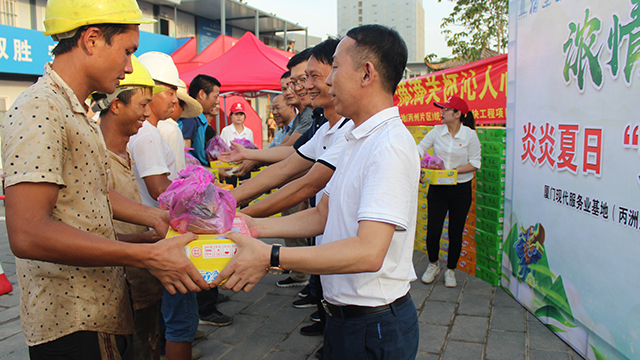 炎炎夏日送清涼 滴滴關(guān)懷暖人心